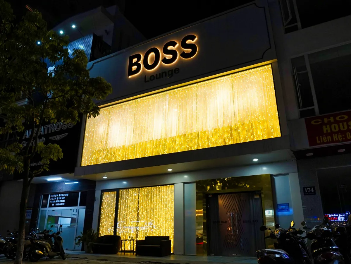 다낭 보스BAR 야간 외관과 입구