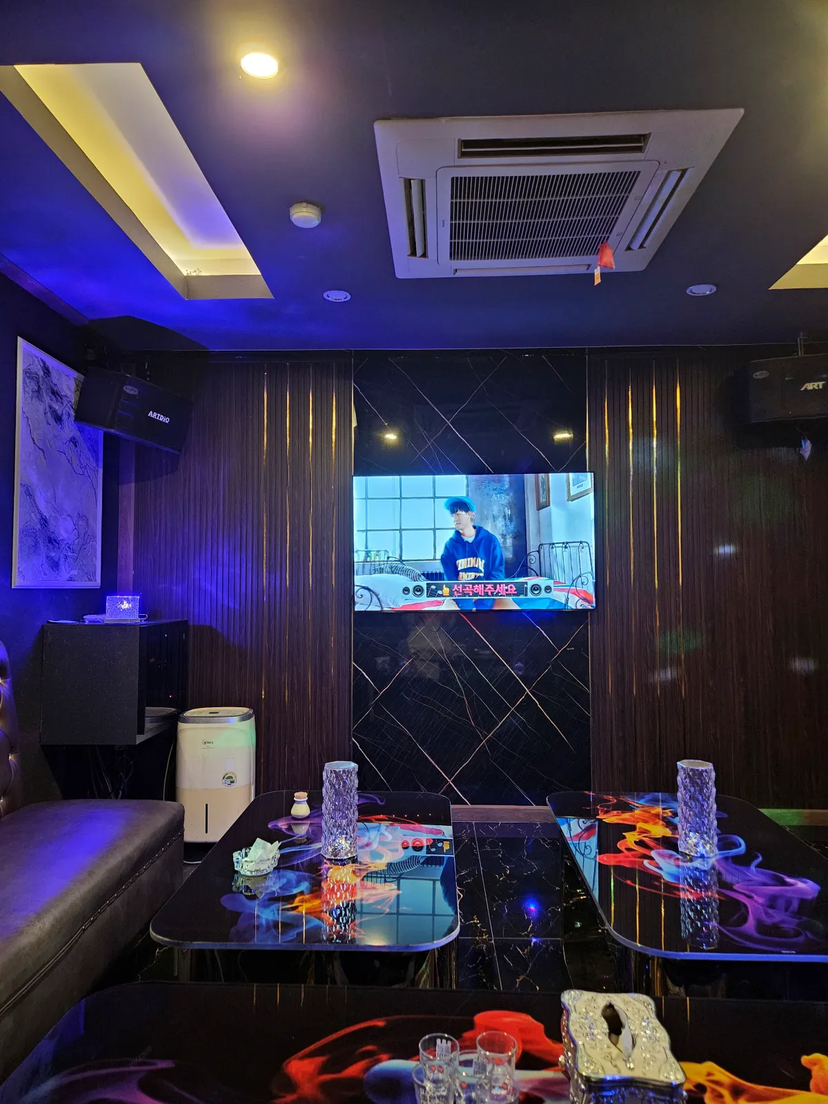 넘버원 가라오케 TV 화면이 있는 룸 사진 선택