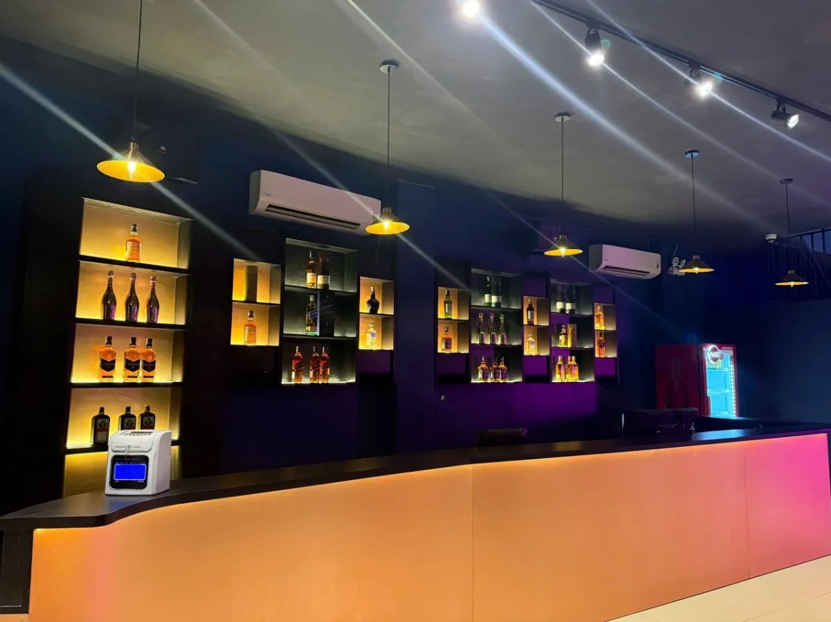 LA BAR 바 카운터 사진 선택