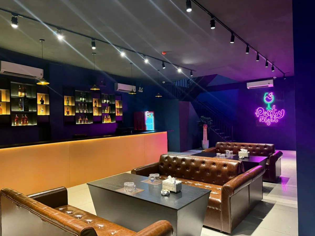 LA BAR 1층 내부 사진 선택