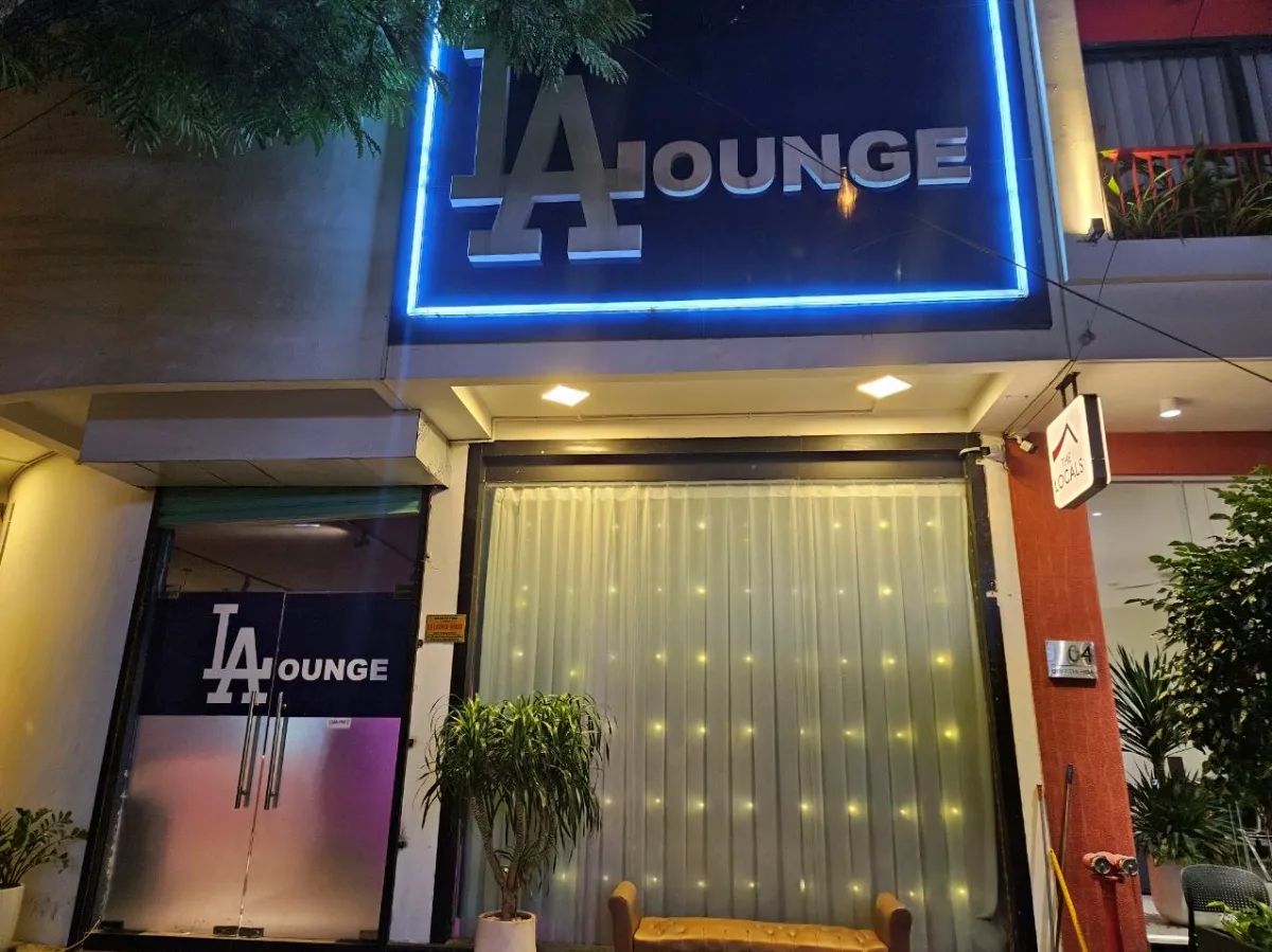 다낭 LA BAR LA Lounge 야간 외관