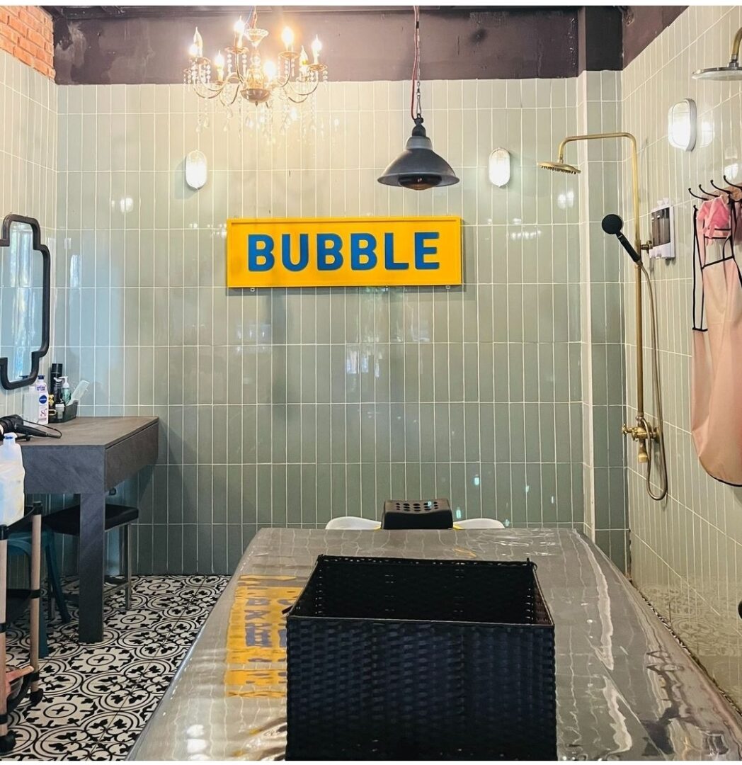 다낭 버블워시 매장 내부 (BUBBLE 사인)