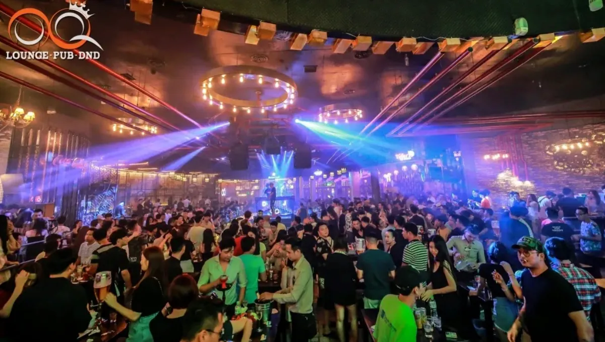 OQ클럽 메인홀과 DJ 무대 사진 선택