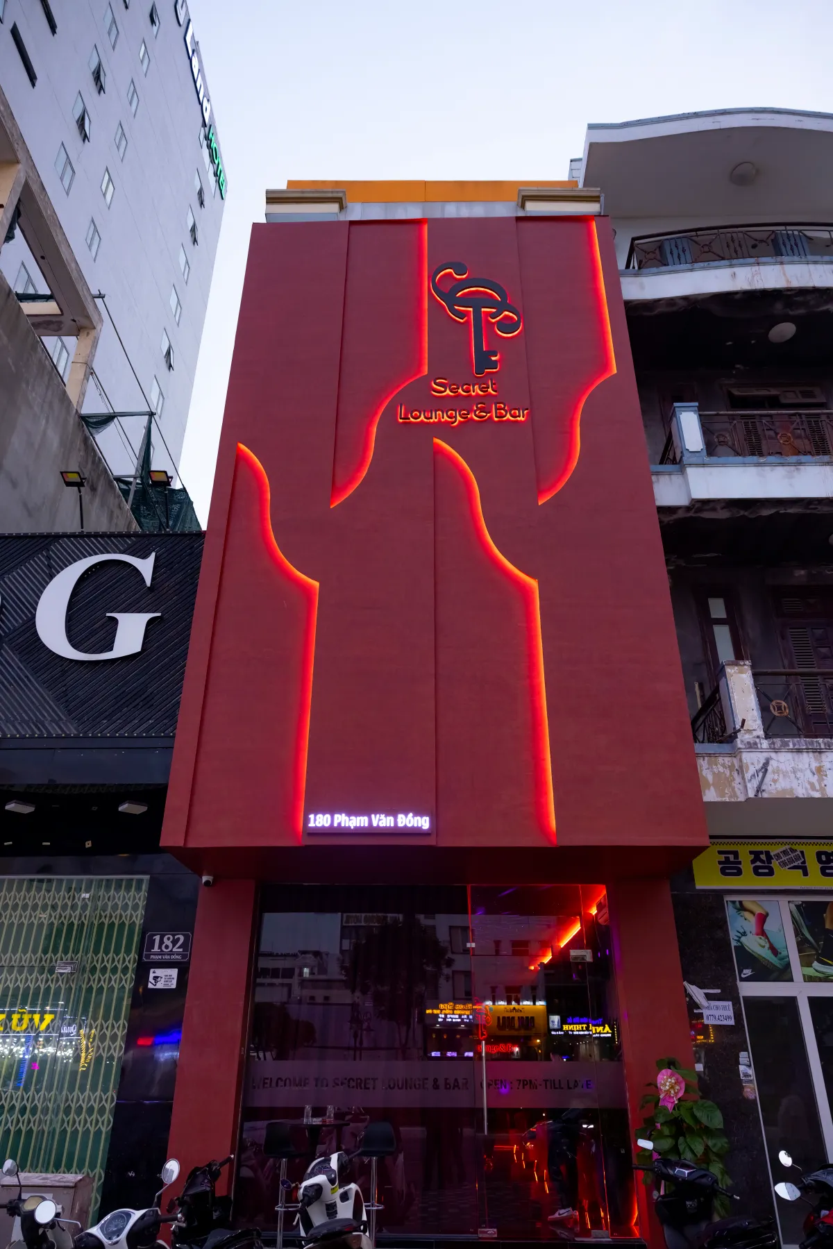 다낭 시크릿BAR 야간 외관과 입구