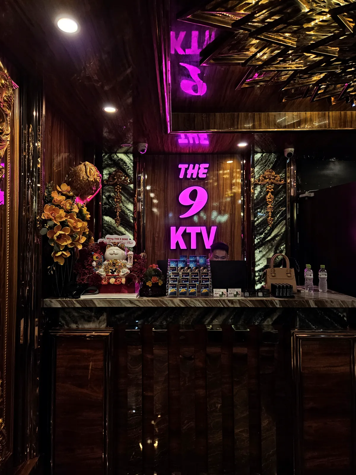 다낭 더나인 가라오케 네온 간판이 보이는 입구