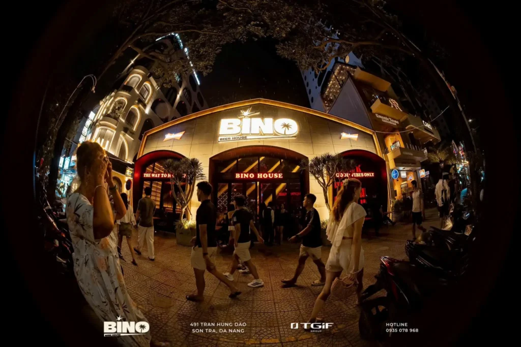 BINO 간판과 입구가 보이는 비노 비어클럽 야간 외관